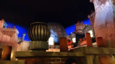 Décor de file d'attente de Ratatouille : L’Aventure Totalement Toquée de Rémy - Walt Disney studios à Disneyland Paris