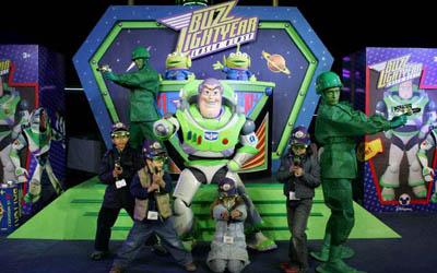 Buzz l'éclair Bataille laser au Parc Disneyland. Vers l'infini et au délà!