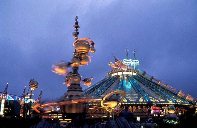 Discoveryland a la tombée de la nuit