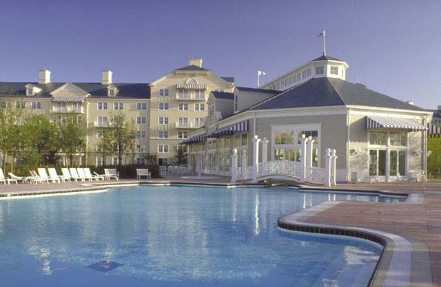 La piscine extérieure du Newport Bay Club