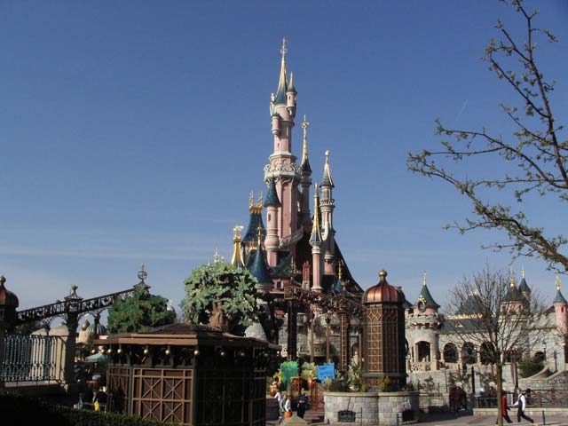 Le château de la belle au bois dormant marque l'entrée de Fantasyland