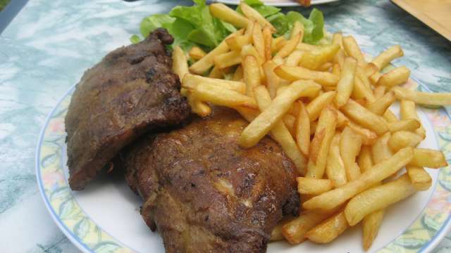 Grillade en terrasse à La Paillotte, restaurant du parc d'attractions Bagatelle