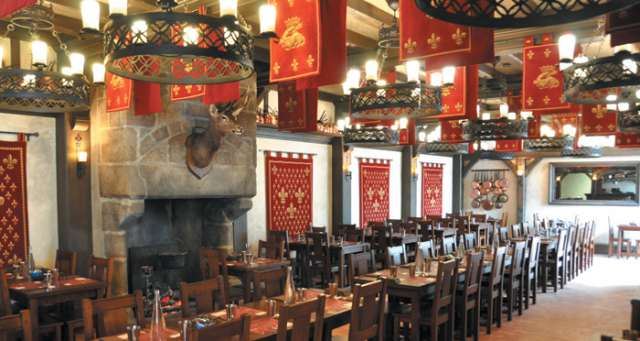La salle du restaurant L'Echansonnerie dans le château Renaissance au Grand Parc du Puy du Fou