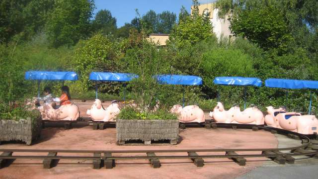 Le manège des Petits Cochons au parc d'attractions Bagatelle