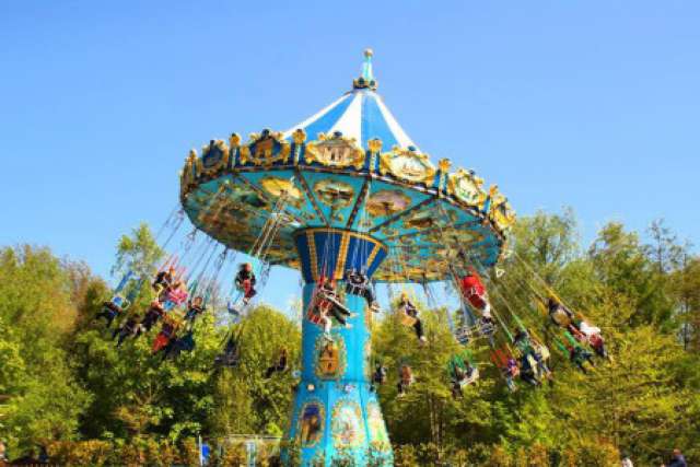 Les chaises volantes Twist Air au parc d'attractions Bagatelle