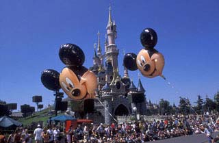 Ballons devant le château de la belle au bois dormant