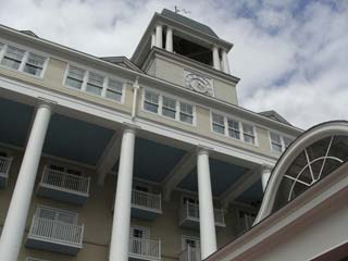 L'hôtel Newport Bay Club coté entrée véhicules