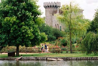 Roseraie au bord de l'étang au Puy du Fou