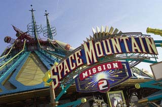L'entrée de Space Mountain Mission 2