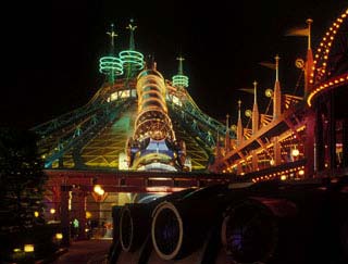 Le Canon de Space Mountain de Nuit