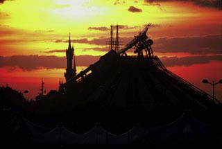 Space Mountain de contre jour, à la tombée de la nuit
