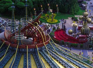 Space Mountain Mission 2 et orbitron en arrière plan